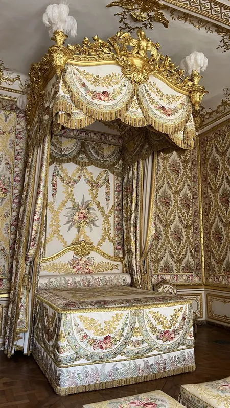 Lit à baldaquin de la chambre du Roi au château de Versailles.