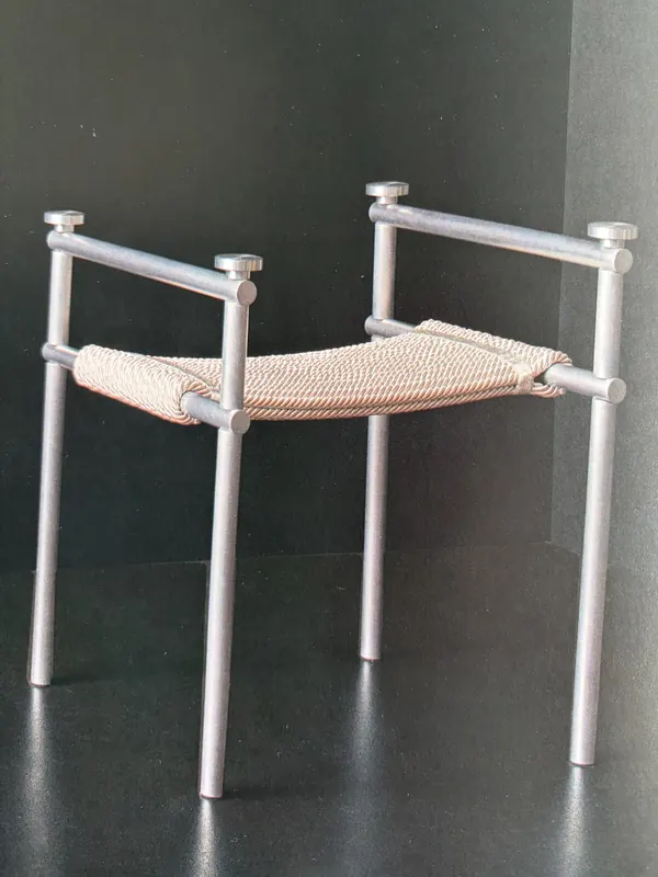Faudesteuil d’Edgar Jayet avec structure métallique et assise tressée.
